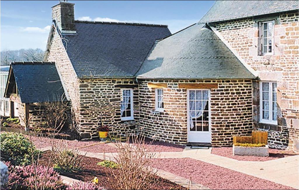 Amazing Home In La Dore With 2 Bedrooms And Outdoor Swimming Pool - Mayenne