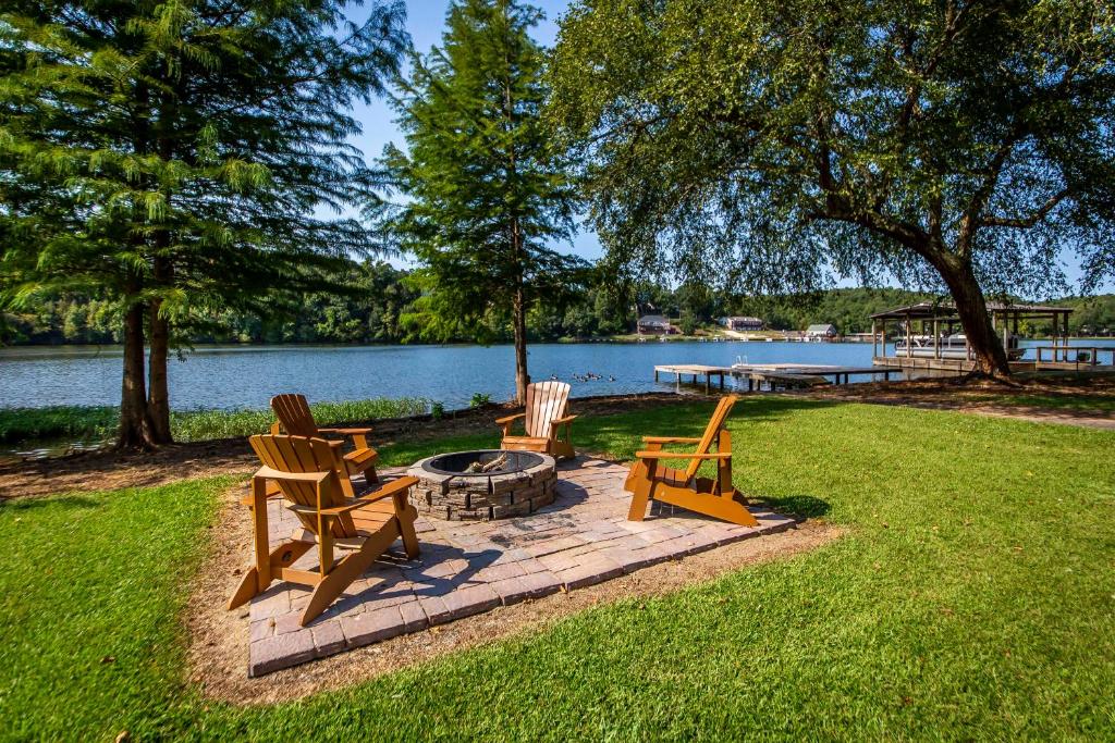 Relaxing lakefront HotSprings home newly remodeled - Malvern, AR
