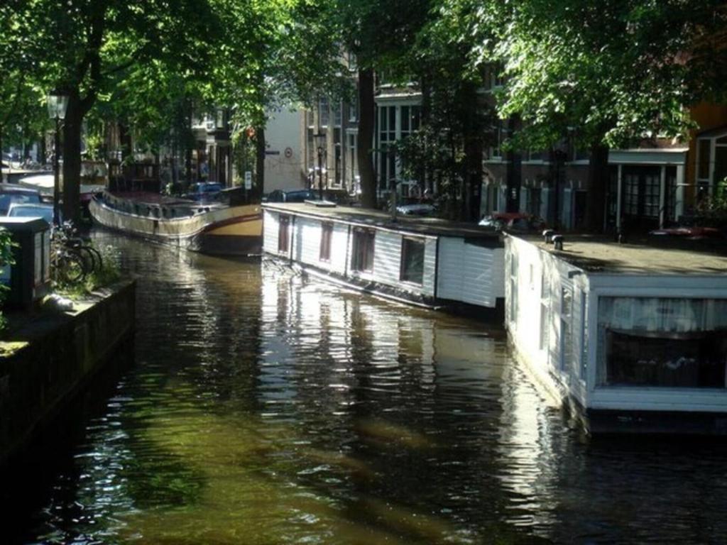 Houseboat In Amsterdam Old Center - Amsterdam