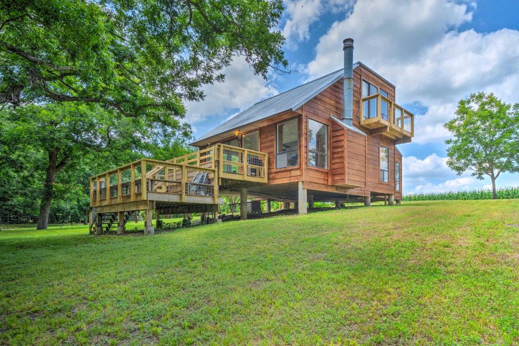 Idyllic Cabin with Private Yard, 9 Mi to Taylor - Round Rock, TX