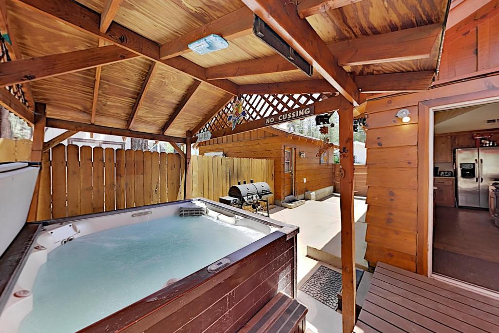 Lagonita point luxury cabin with hot tub & guest house | near lake & village - Big Bear Lake