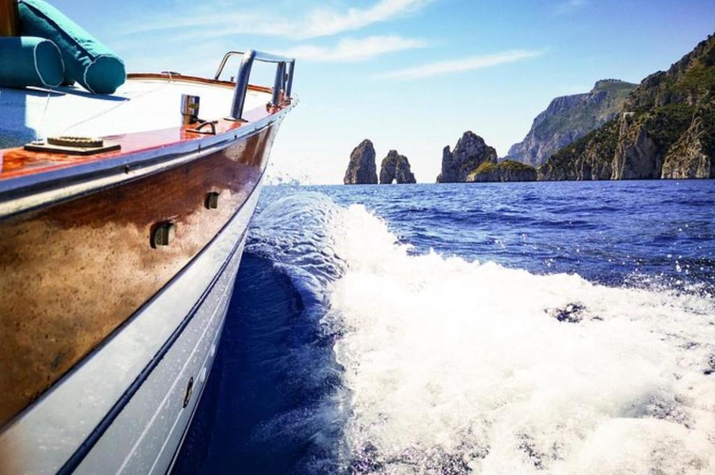 2 Hours Private Island Of Capri Boat Tour For Couples - Capri