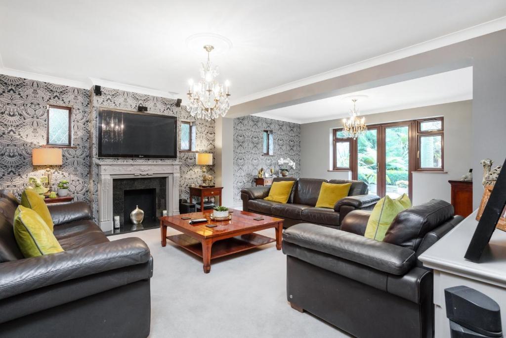 Spacious fully detached House in Chigwell - Romford
