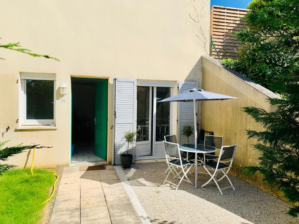 Rez-de-jardin Avec Ses 2 Chambres, Résidence Calme - Valence en France