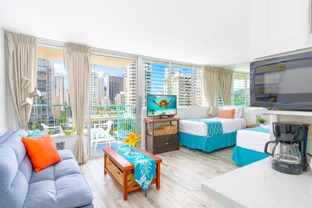 Beautifully Remodeled Studio in the Aloha Surf in Waikiki - 15th Floor - Mountain and Partial Ocean Views - Honolulu, HI