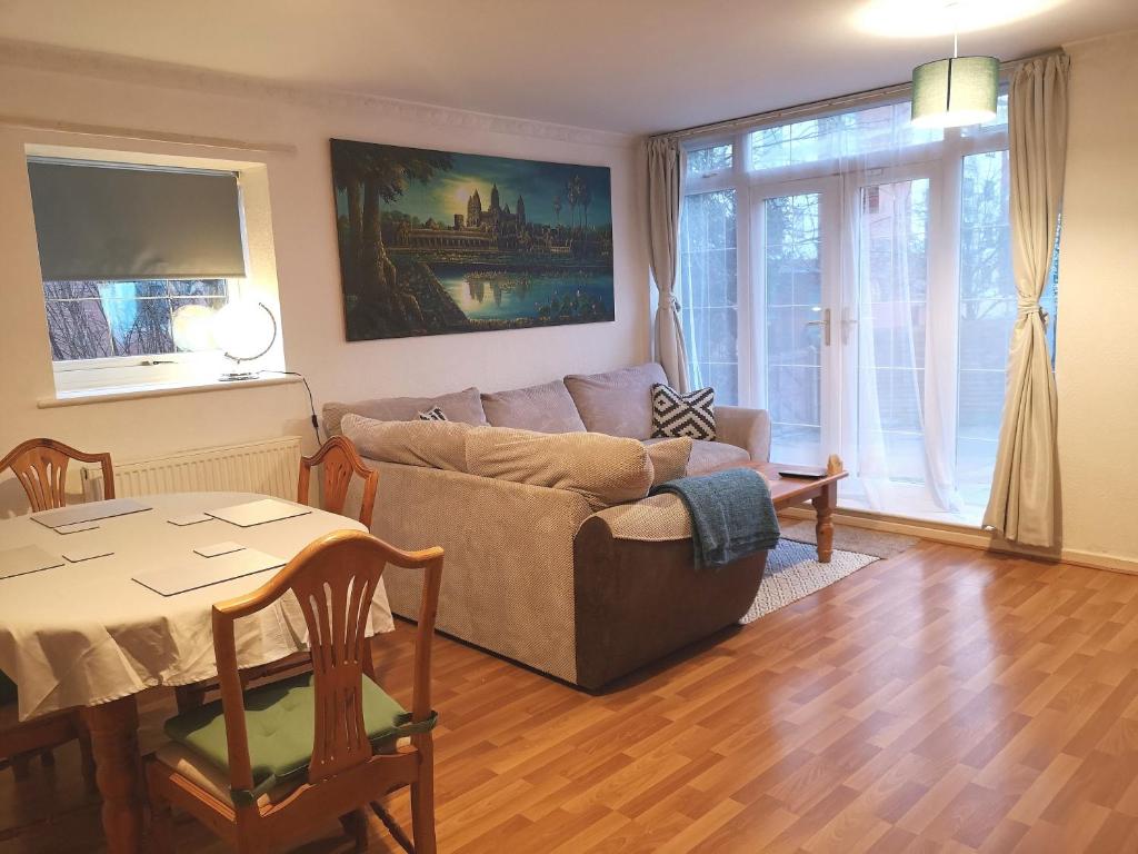Brumstay Uk - 5 Bed Townhouse With Garden And Parking For Upto 3 Small Cars - Birmingham