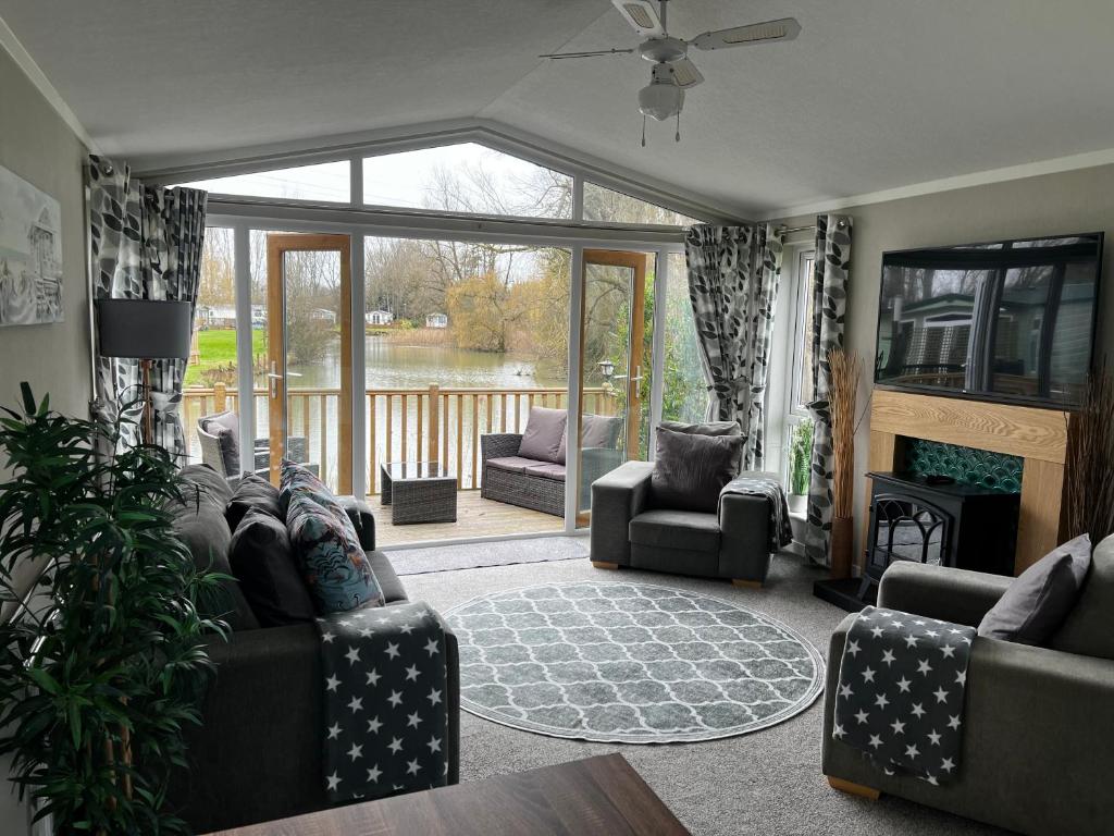 2 Bed Beautiful and Tranquil Lakeside Lodge - Northampton