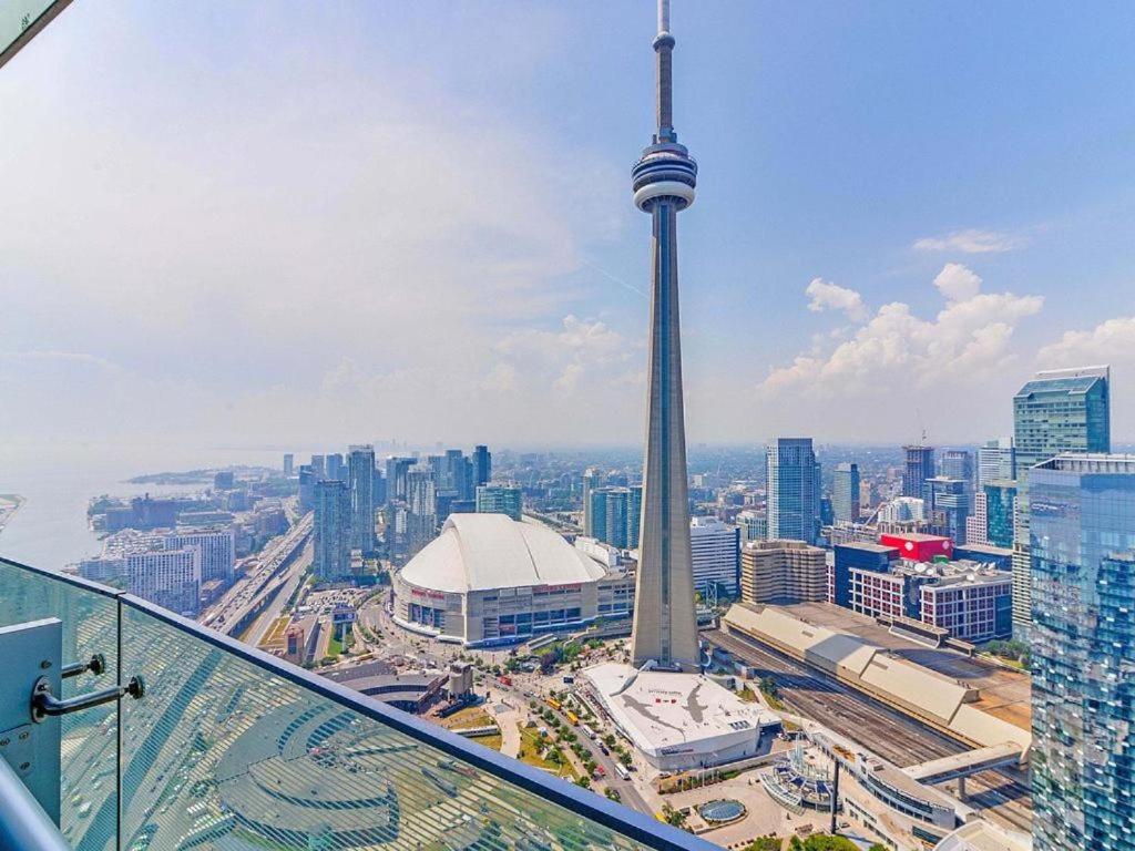 Presidential 2 Plus 1br Condo, Entertainment District - Downtown With Cn Tower View, Balcony, Pool & Hot Tub - Toronto
