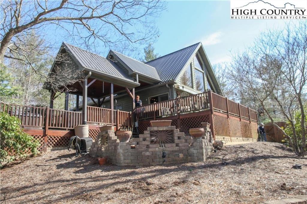Two Feathers - Mountain Cabin with Game Room and Gas Fireplace - North Carolina