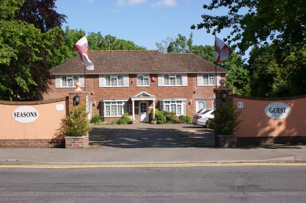 All Seasons Guest House - London Gatwick Airport (LGW)