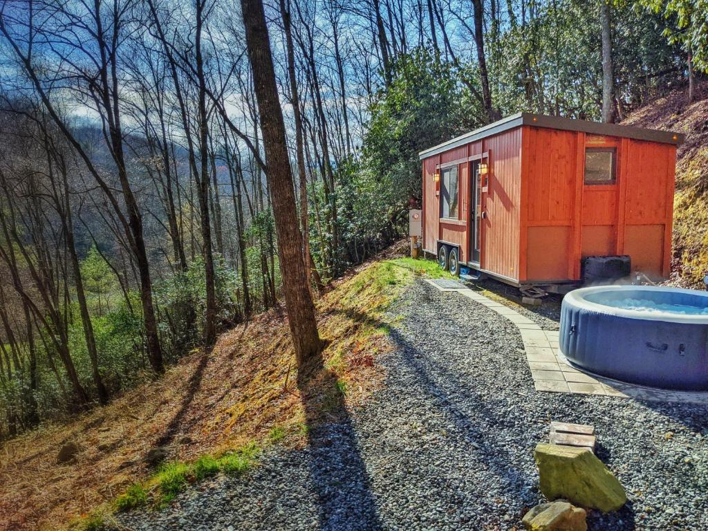 Little Red a Romantic Tiny Home with Hot Tub, Fire Pit, Canoe - North Carolina