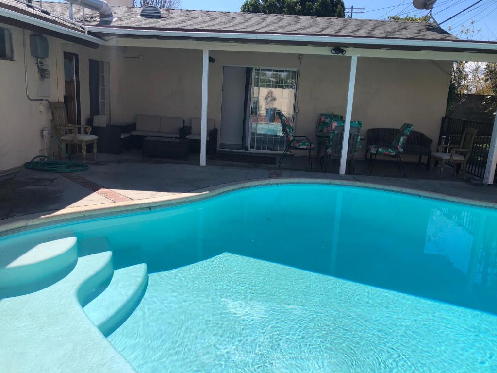 Los Angeles 6 bedroom /3 bath pool - California