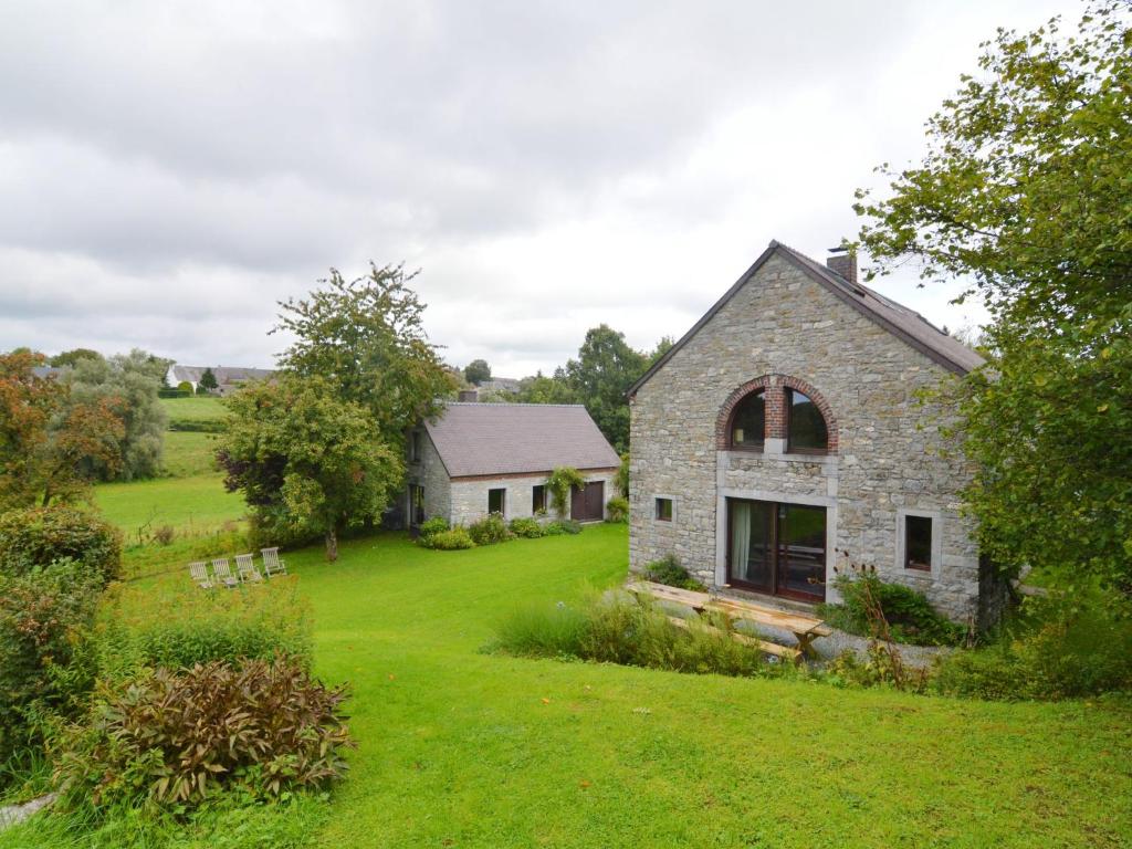 Quaint Holiday Home in Robechies amid Meadows - Ardennes