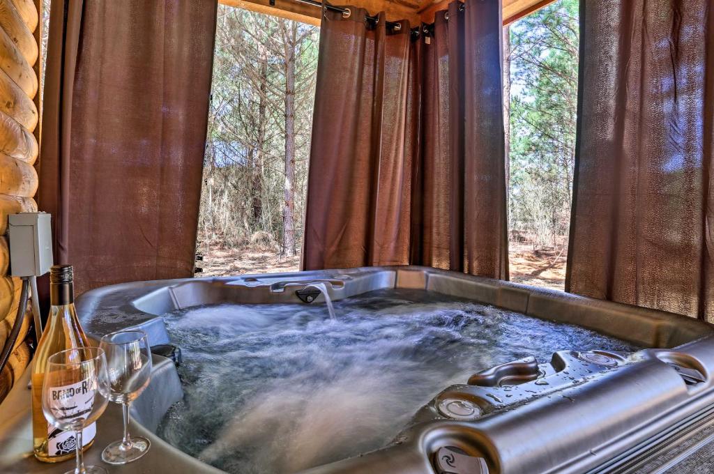 The Breeze Forested Oasis with Hot Tub and Deck! - Texas
