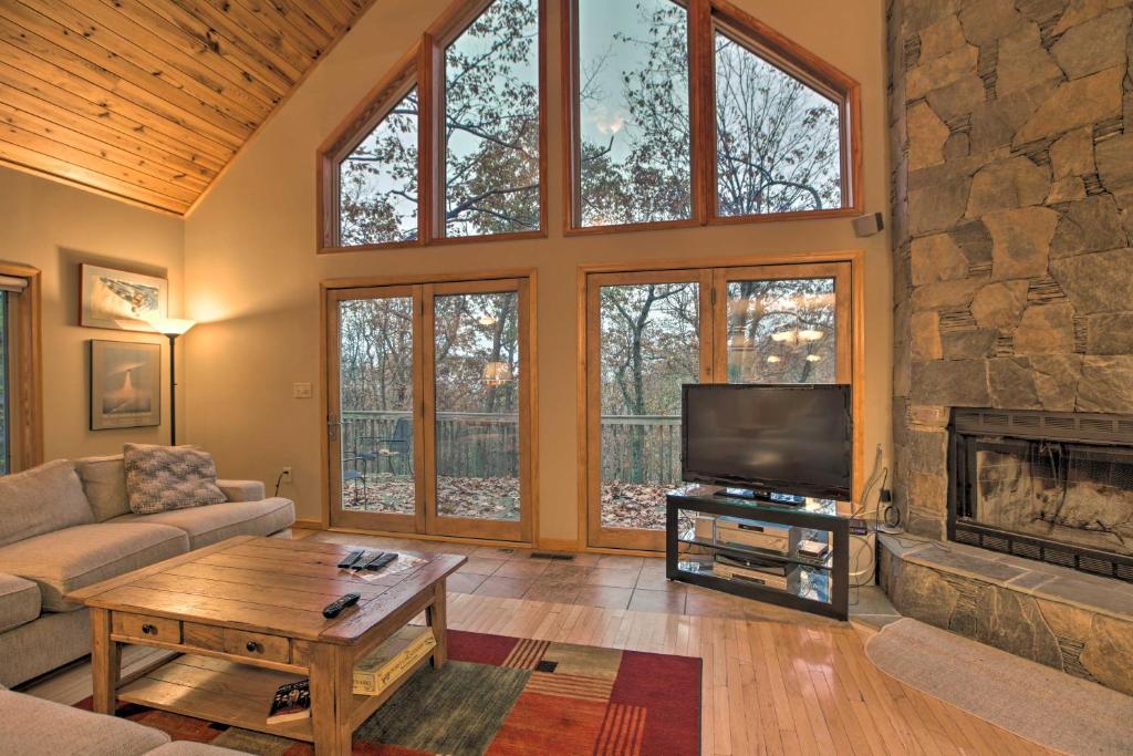 Wintergreen Resort Cabin With 2 Decks And Hot Tub! - West Virginia