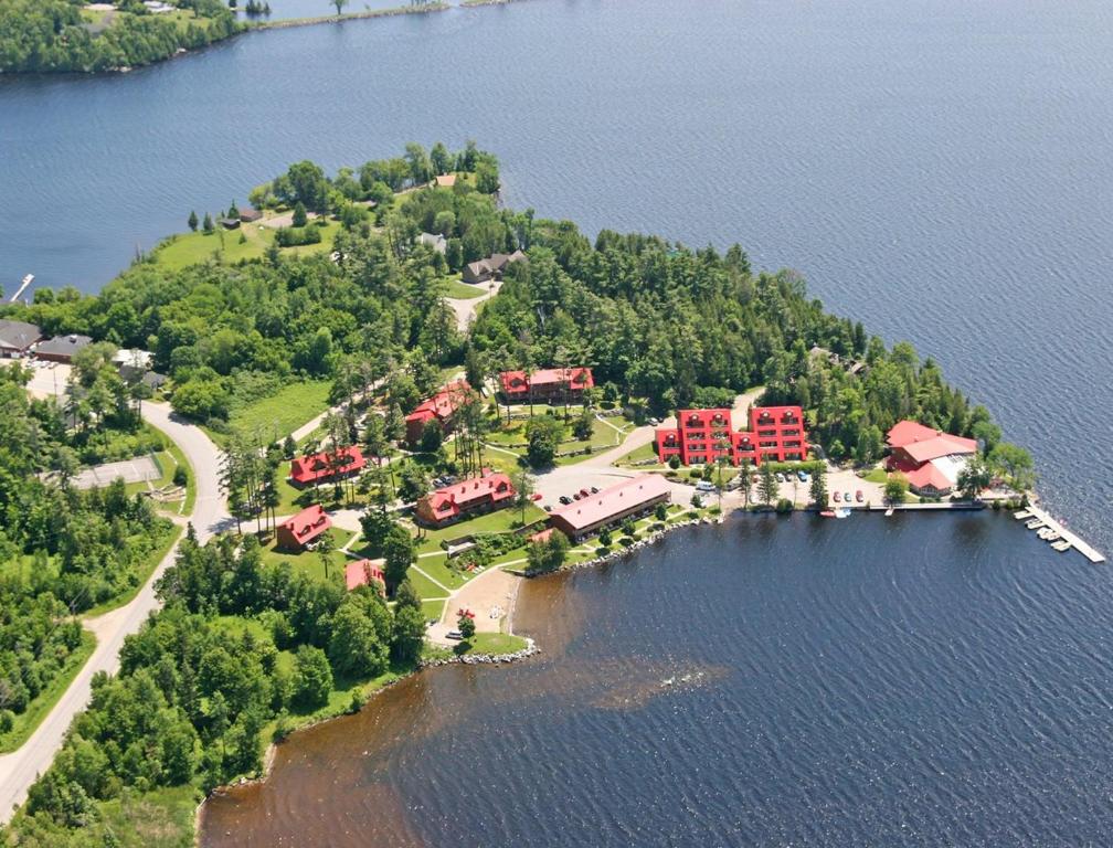 Four-Season Resort on the Shore of Calabogie Lake - Renfrew