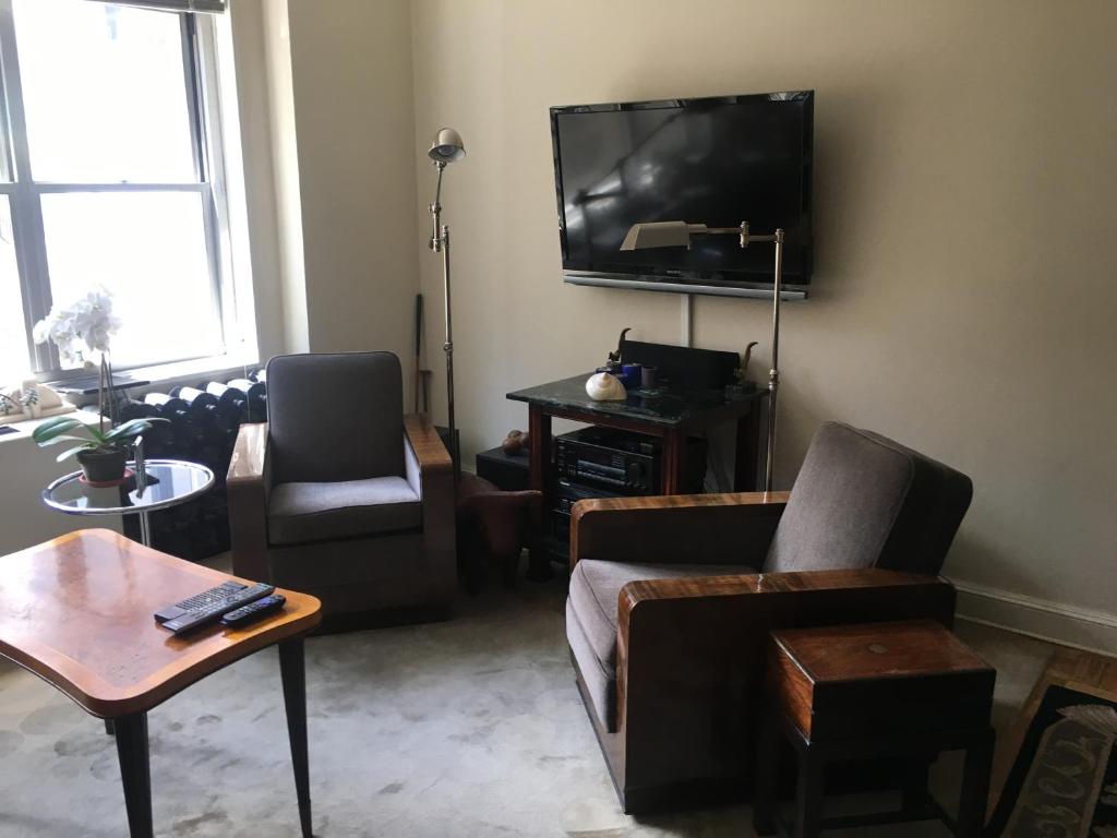 Upscale, large, high-ceilings, mid-town doorman NYC apartment centrally located - New York (state)