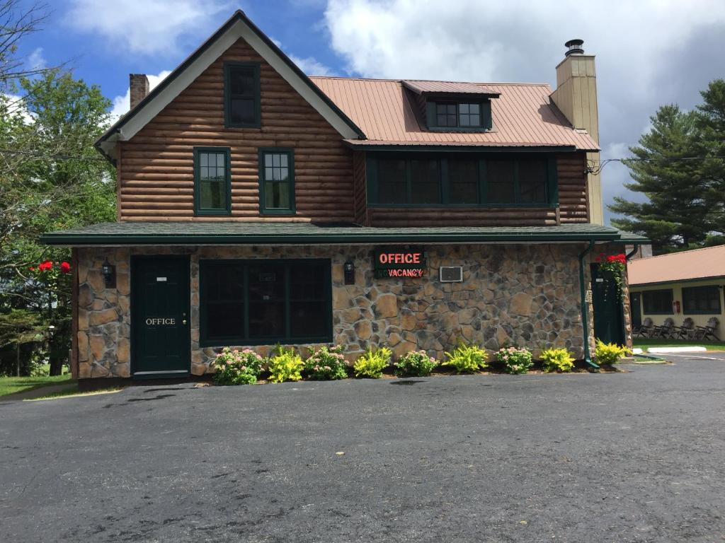 Pine Knoll Hotel - Old Forge, NY
