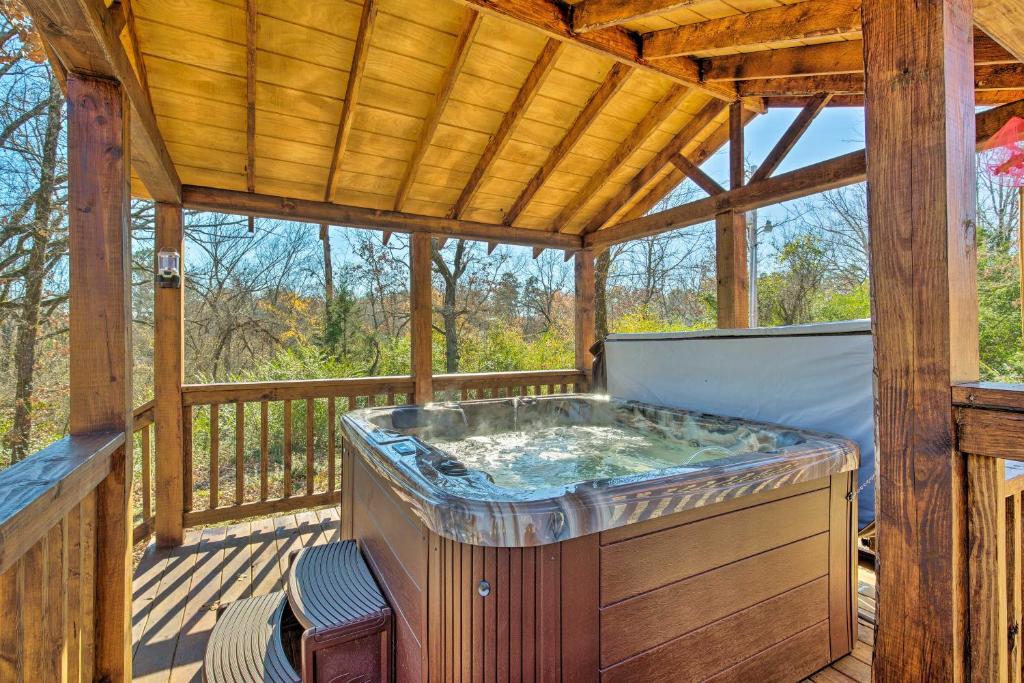 Cozy Broken Bow Cabin with Jacuzzi, Fire Pit and Porch! - Texas