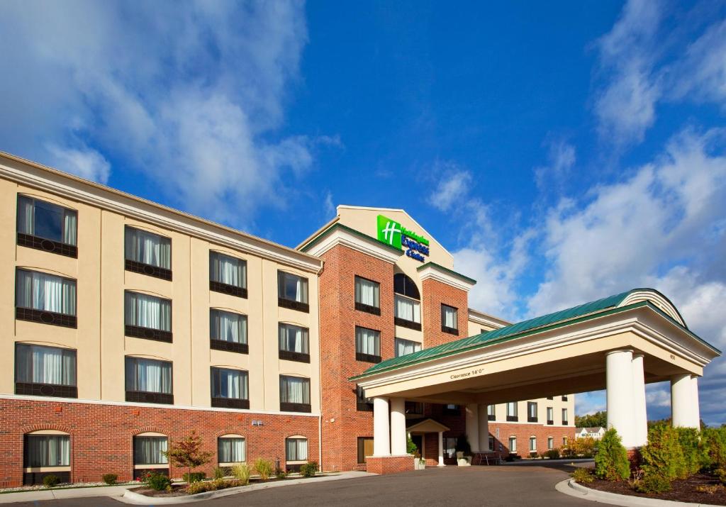 Holiday Inn Express Hotel & Suites Detroit-Utica, an IHG Hotel - Sterling Heights