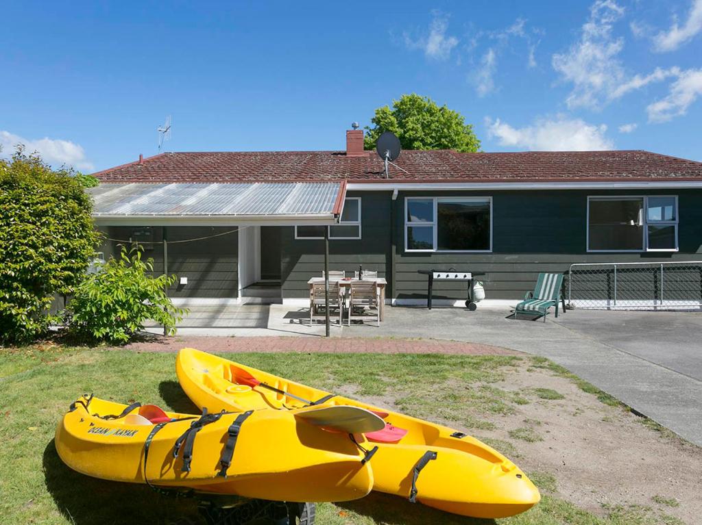 This Bach Has it All - Rainbow Point Holiday Home - Taupo