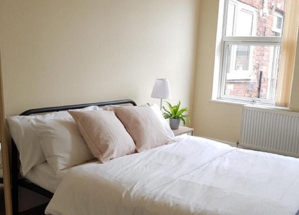 Beautiful 4 bedroom Victorian Apartment Sleeps 7 STOCKPORT - Greater Manchester