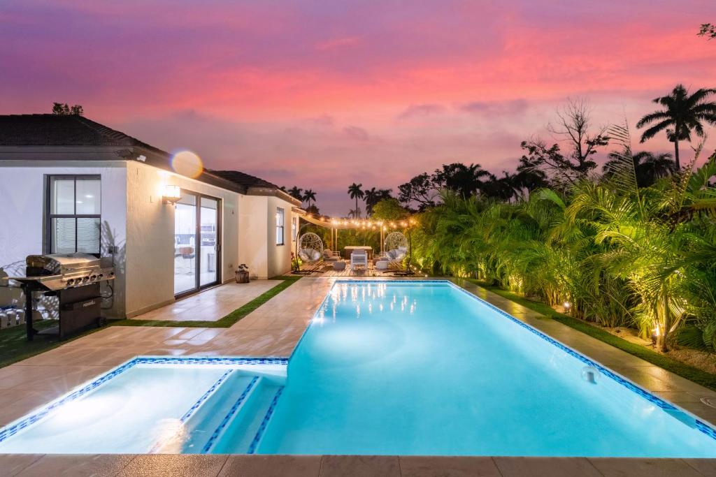 Wonderful & Relaxing Villa, Outdoor spa, Sparkling Heated Pool & Cool Backyard - Miami Beach