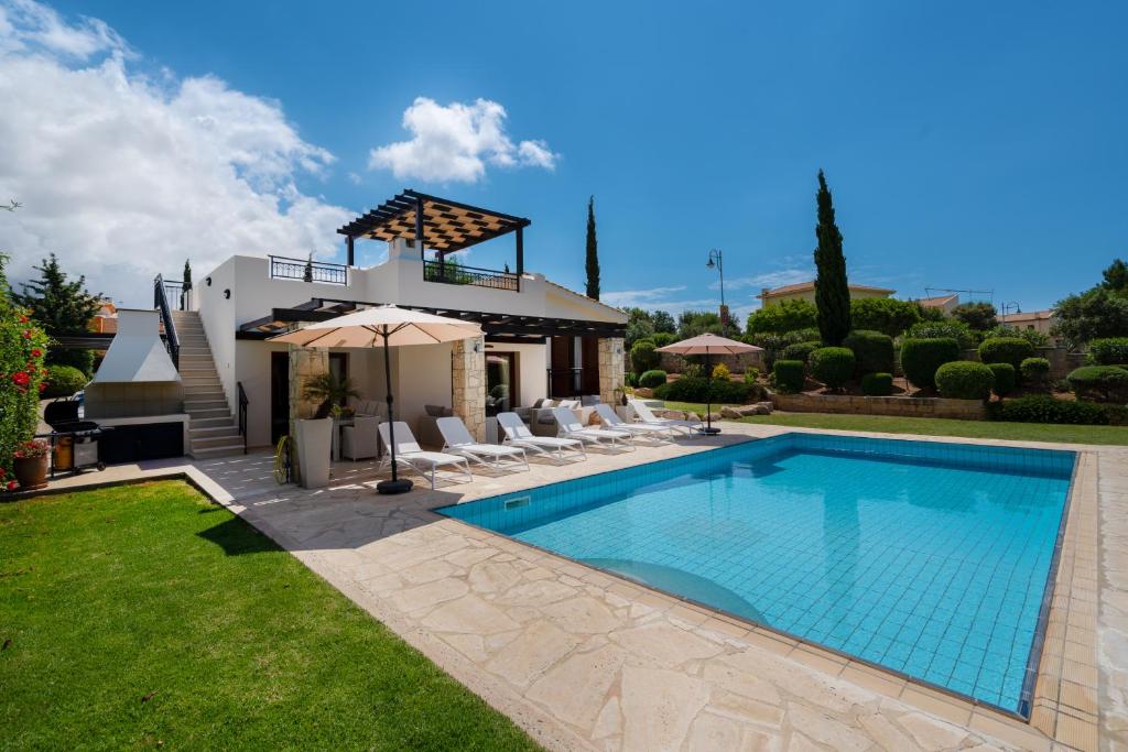Great outside space, sunny garden and private pool - villa lara. aphrodite hills resort. - Куклиа