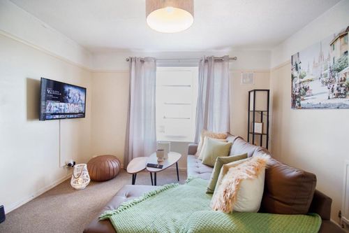 Aylesbury Vacation Rentals & Airbnb COZYCOZY