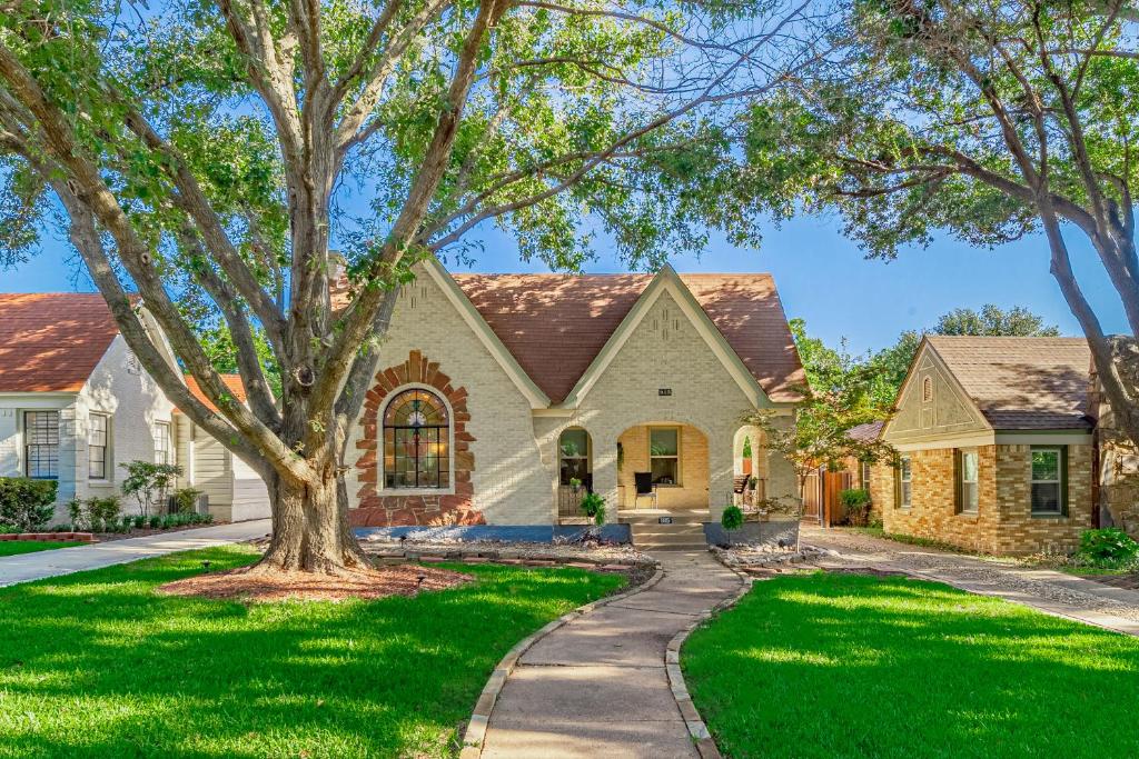 Kessler Park Retreat - available for 28 days or greater - Dallas, TX