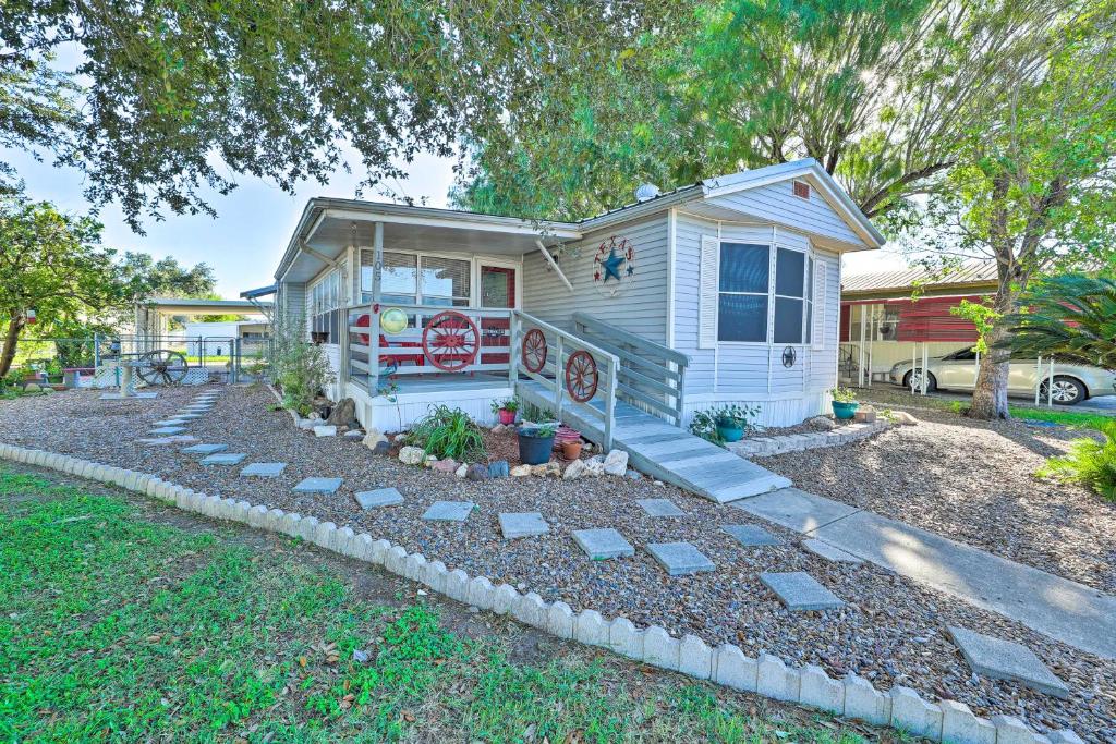 Quiet Mission Home with Porch Near Birding! - Mission, TX
