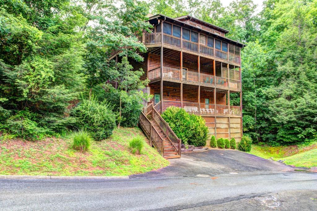 Southern Dream, 8 Bedrooms, Theater Room, Hot Tub, Pool Table, Sleeps 26 - Pigeon Forge