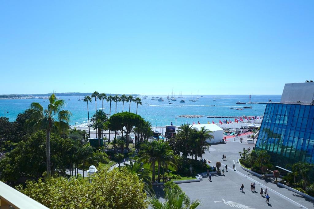 Cannes - Croisette - Palais Des Festivals - Cannes