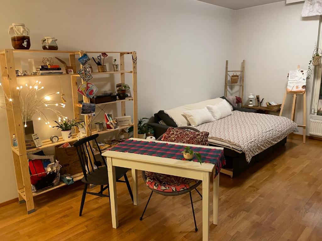 Beautiful room with double bed, private sauna, shared kitchen and toilet which is 5 minute walking to the most beautiful beach in Helsinki - Helsinki