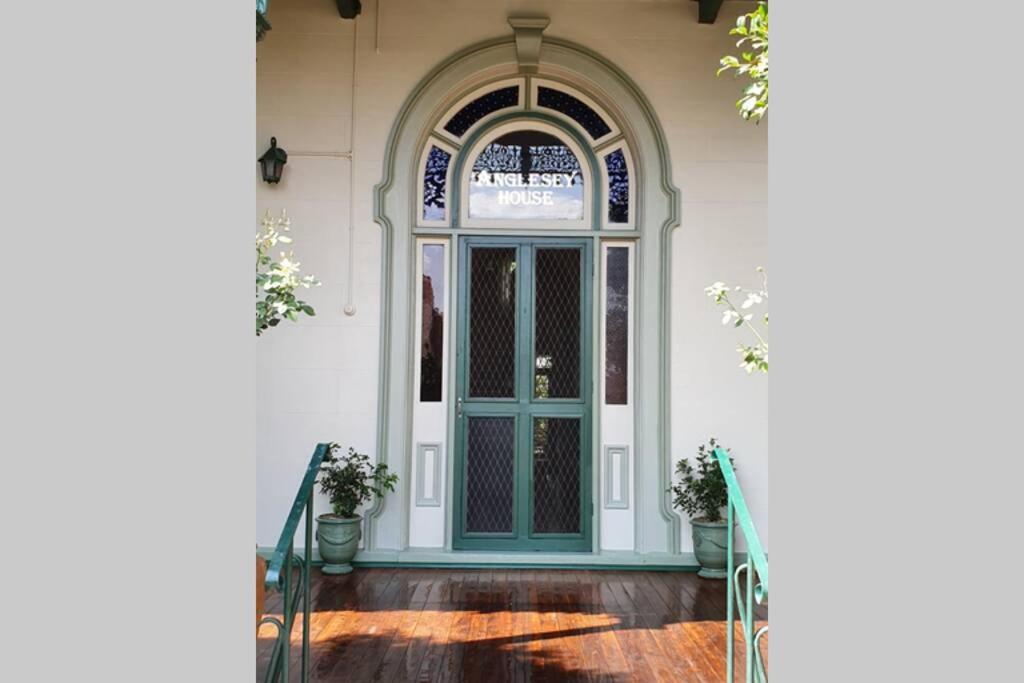 Anglesey House Iconic Forbes CBD Heritage Home - Forbes
