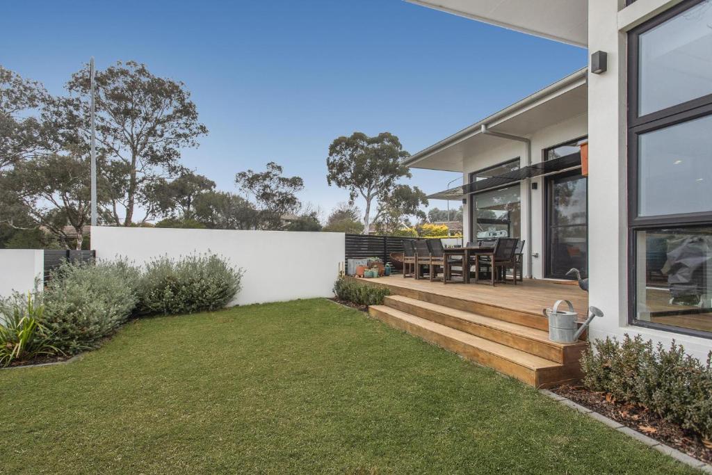 Amazing 3-bed house with dining deck, yard and study - Canberra
