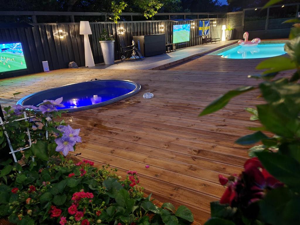 Exclusive villa with pool near Sthlm city and lake - Huddinge