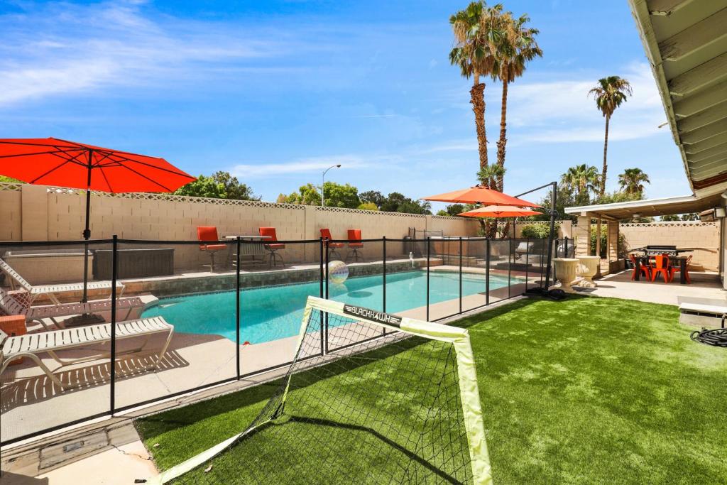 Perfect Group Getaway , Private Pool & Hot Tub, 2 Kitchens, Walk to Dining - Henderson, NV