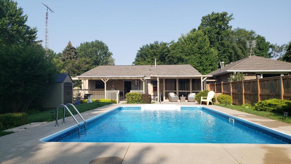 Luxurious Pool Cottage - Kingsville