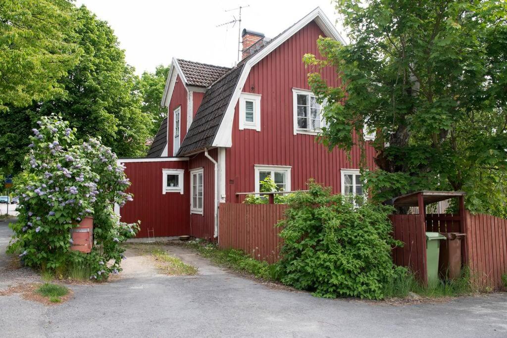 Charmigt rött hus med vita knutar i Gamla Bålsta - Bro