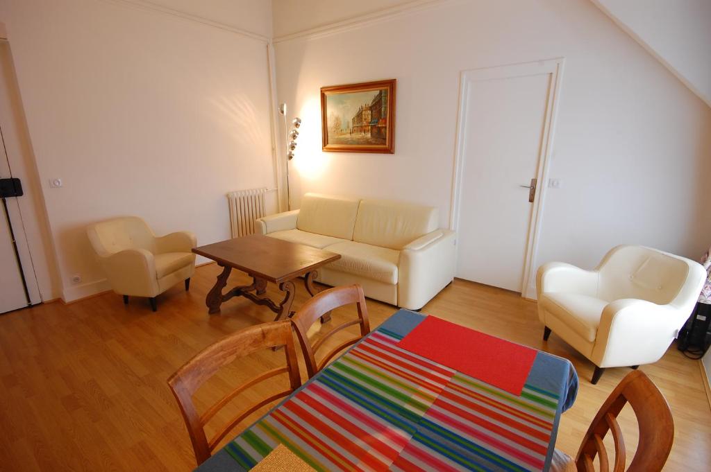 One bedroom apartment in Champs Elysées Avenue - Hauts-de-Seine