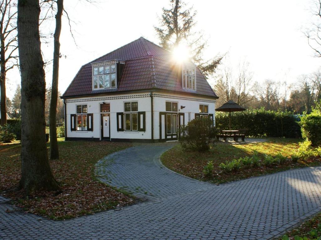 Characteristic house with a garden, surrounded by forest - Steenwijk
