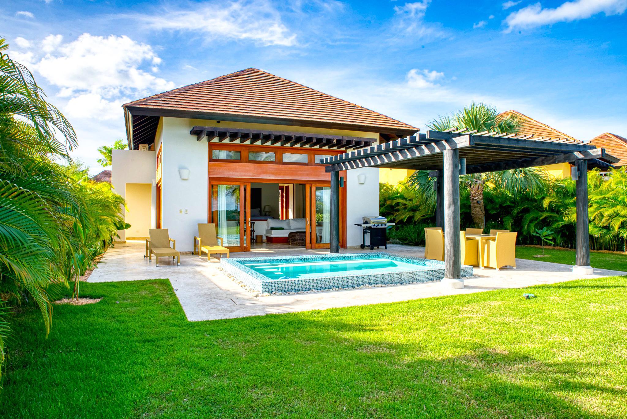 Go For A Dip And Chill At This Luxuriant Bungalow - Punta Cana