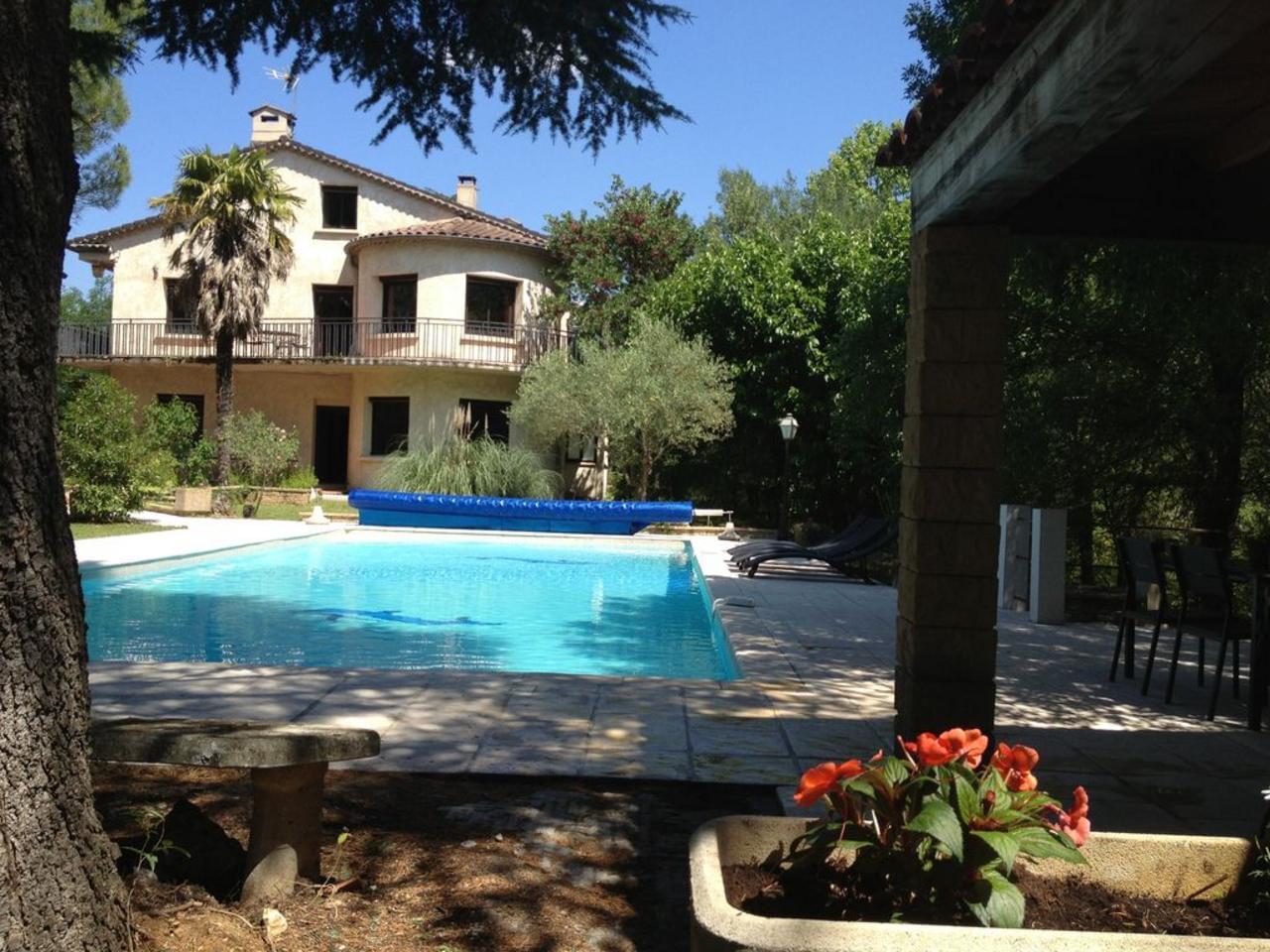 grande maison avec jardin et piscine - Gard