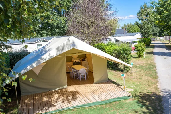 Camping - Caravaning Les Peupliers - Tente "Prêt À Camper" 6 Personnes - Tinténiac